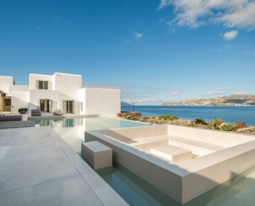 Infinity pool overlooking the bay at Villa Mare Blu in Kanalia, Mykonos
