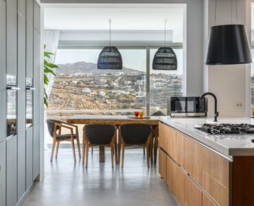 Kitchen and dining area with sea view at Villa Nerovino in Kanalia, Mykonos