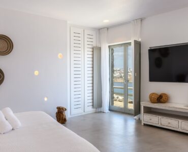 Bedroom with TV at Villa Nerovino in Kanalia, Mykonos