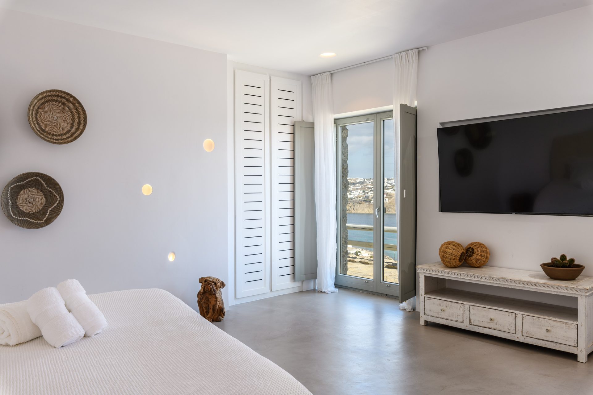 Bedroom with TV at Villa Nerovino in Kanalia, Mykonos