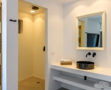 Bathroom at Villa Nerovino in Kanalia, Mykonos