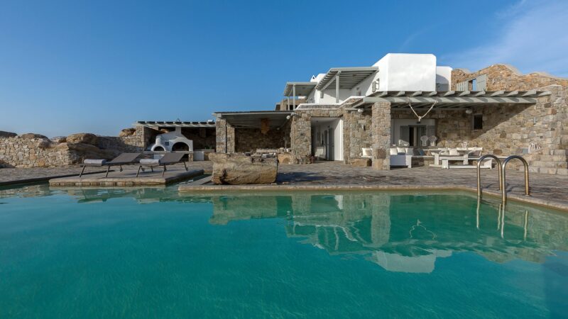 Pool and villa on the rocky coast at Villa Pergisos in Kanalia, Mykonos