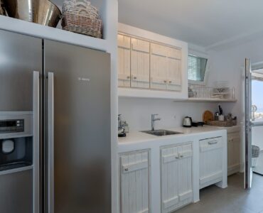 Fully equipped kitchen at Villa Pergisos in Kanalia, Mykonos