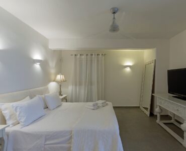 Bedroom with TV at Villa Pergisos in Kanalia, Mykonos