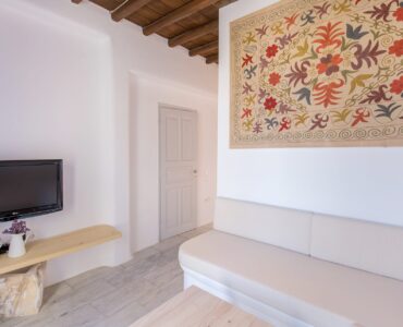 Living room with TV at Villa Phaedra in Pouli, Mykonos