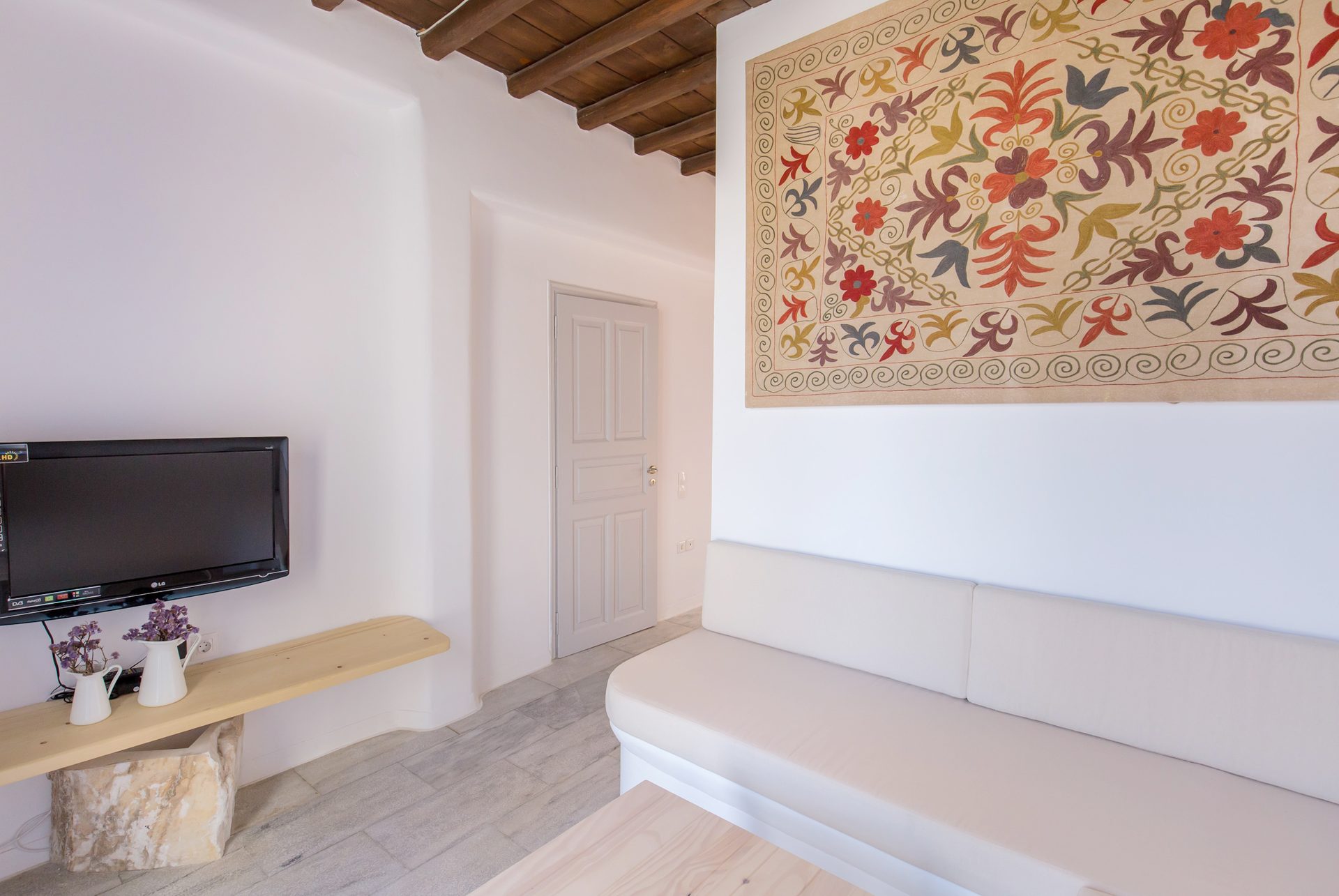 Living room with TV at Villa Phaedra in Pouli, Mykonos
