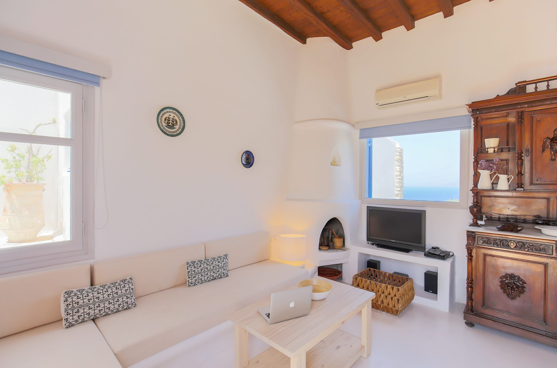 Lounge with sofas and TV at Villa Phaedra in Pouli, Mykonos
