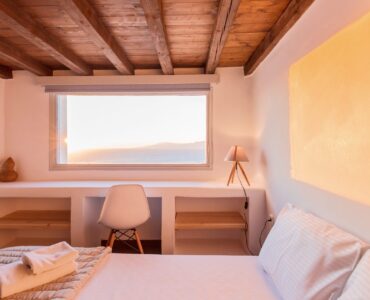 Bedroom with built-in desk at Villa Phaedra in Pouli, Mykonos