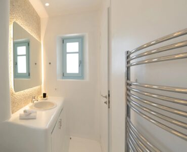 En-suite bathroom at Villa Uranos in Psarou, Mykonos
